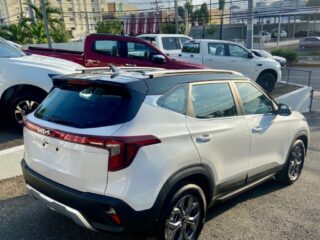 carros.charlies.dealer.kia_.seltos.2026.blanca.us28490.3